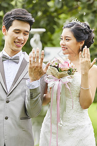 户外婚礼展示婚戒的新娘新郎图片