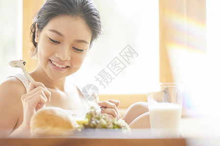 青年女子居家吃早餐图片