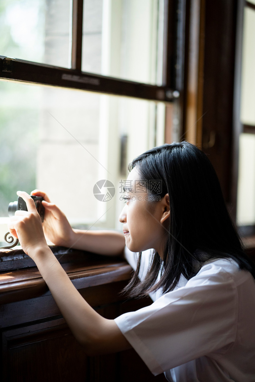 女高中生一起博物馆游览拍照图片