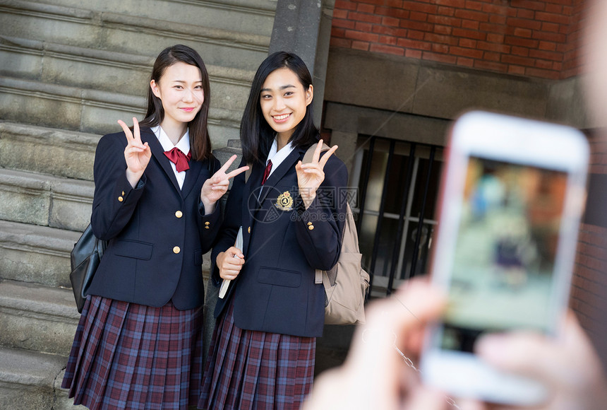 女高中生一起博物馆游览图片