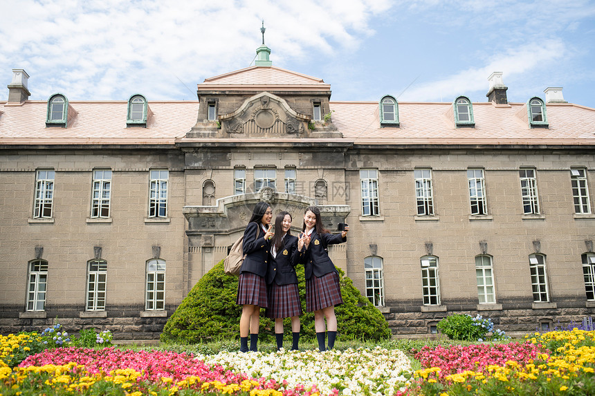 穿校服的女学生在学校里合影图片