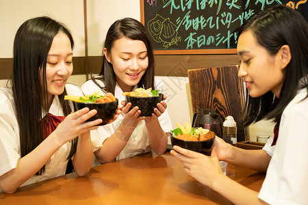 夏天高中女孩在餐厅吃海鲜图片