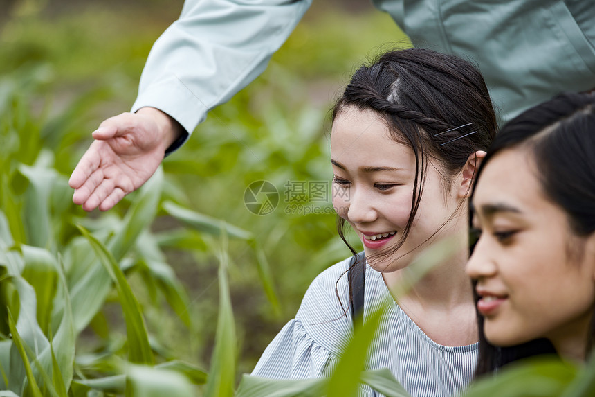 愉快青年休假女子农场之旅图片