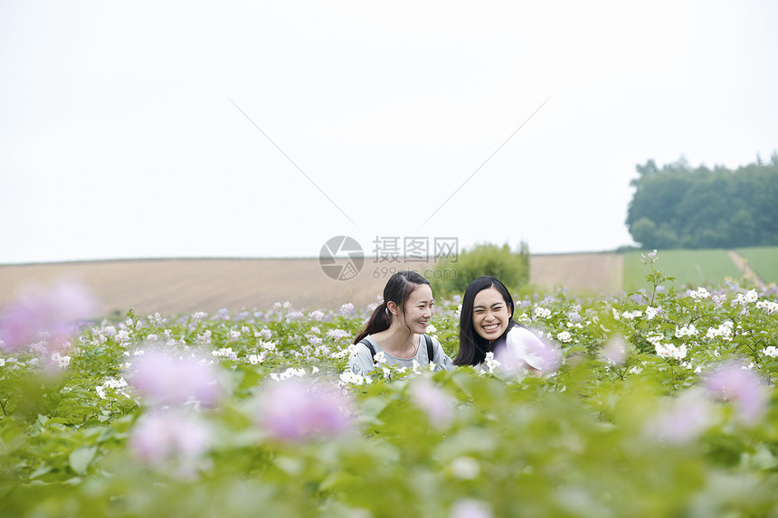 女高中生开心旅行形象图片