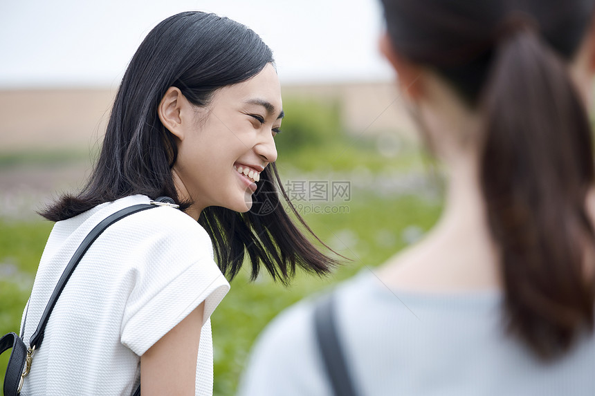 女高中生开心旅行形象图片