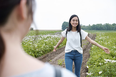 欢闹行走夏天妇女北海道花园图片