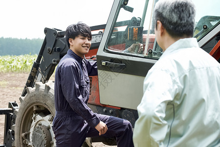 两个人笑容农业体验男农业拖拉机图片