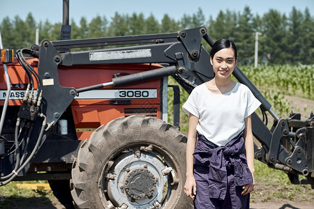 女人年轻青春妇女农业拖拉机高清图片