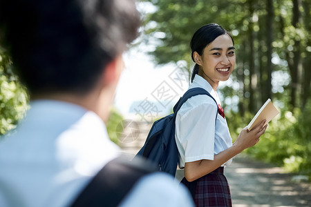 上学的高中学生图片