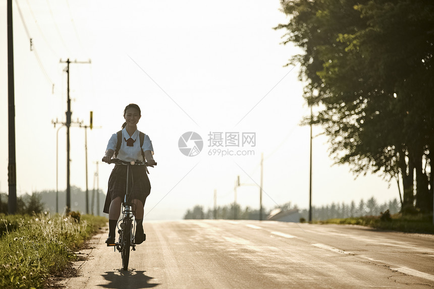 年轻的中学生形象图片