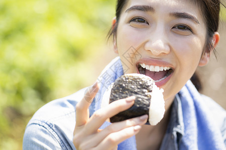 午饭二十多岁举起女农业休息图片