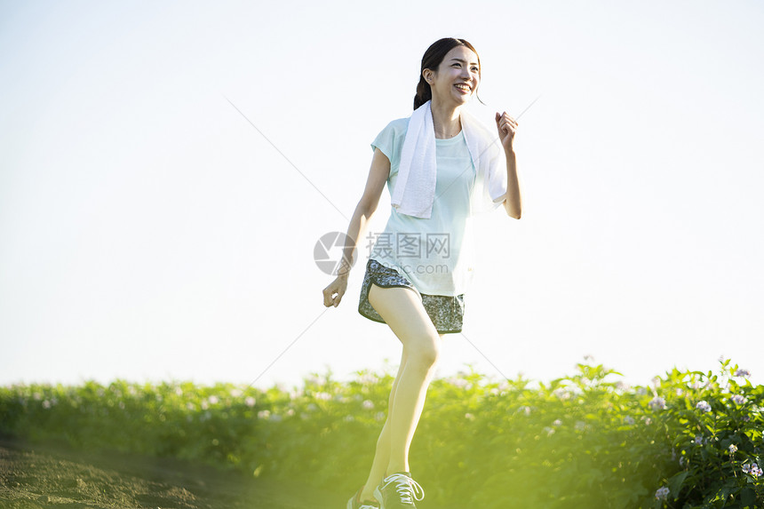 减肥乡村生活日落女子运动装跑步图片