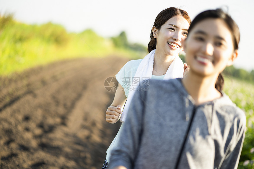 室外快乐慢跑者女子运动装跑步图片