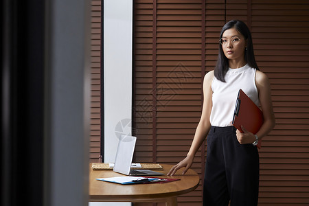 女人二十多岁房屋女生意图片