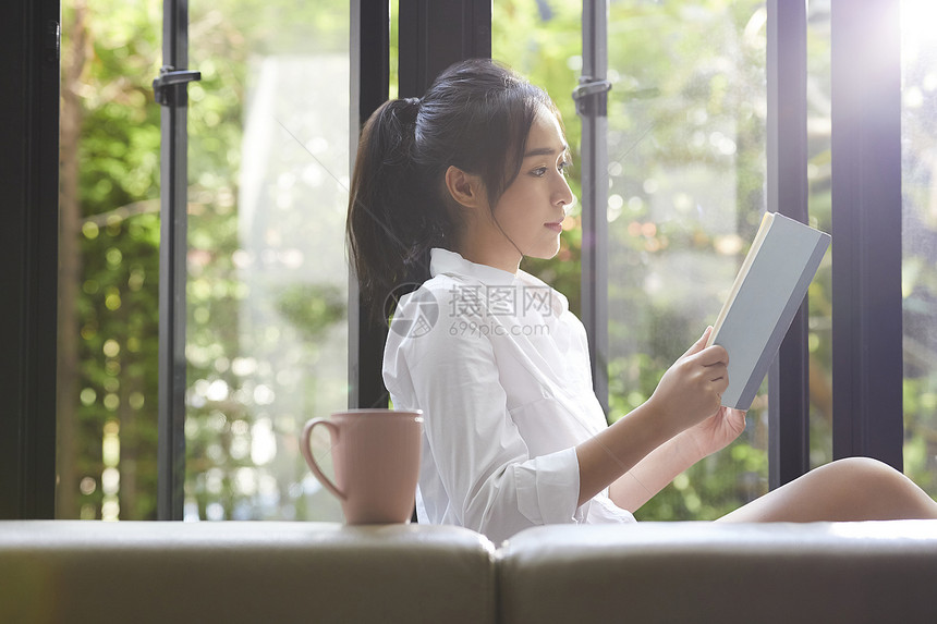 室内漂亮女人放松看书图片