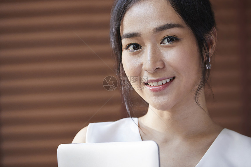带来个人电脑的微笑职业女性图片