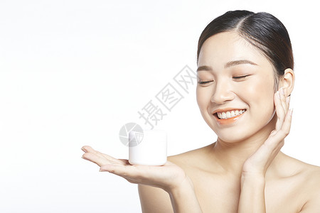 展示面霜的护肤女性图片