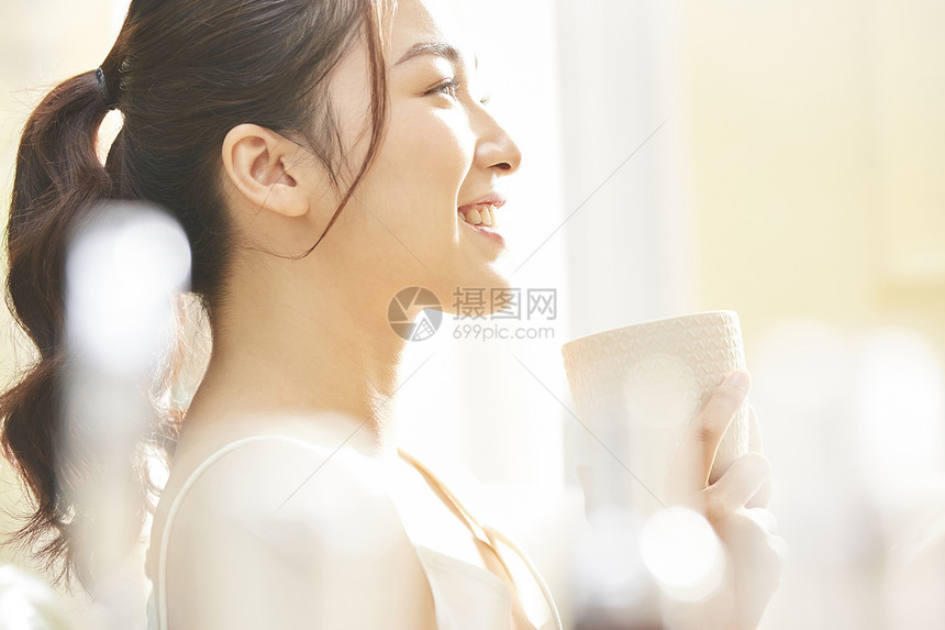 年轻女人在家喝茶放松图片