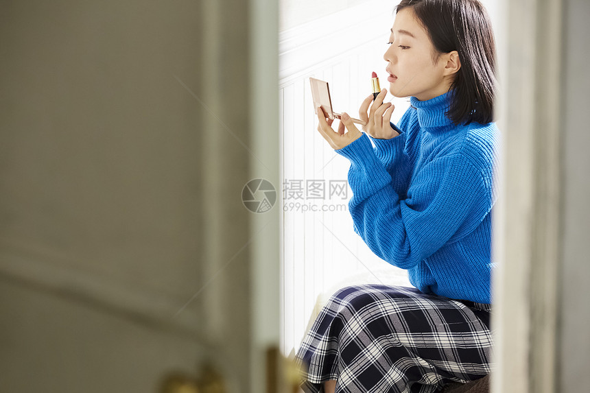 一个化妆的女人图片