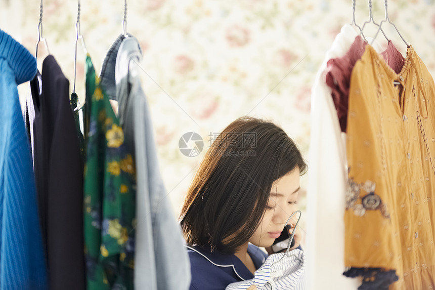 挑选衣服的女人图片