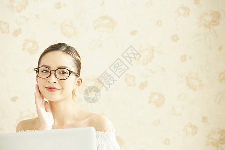 戴着眼镜微笑的年轻女子快乐高清图片素材