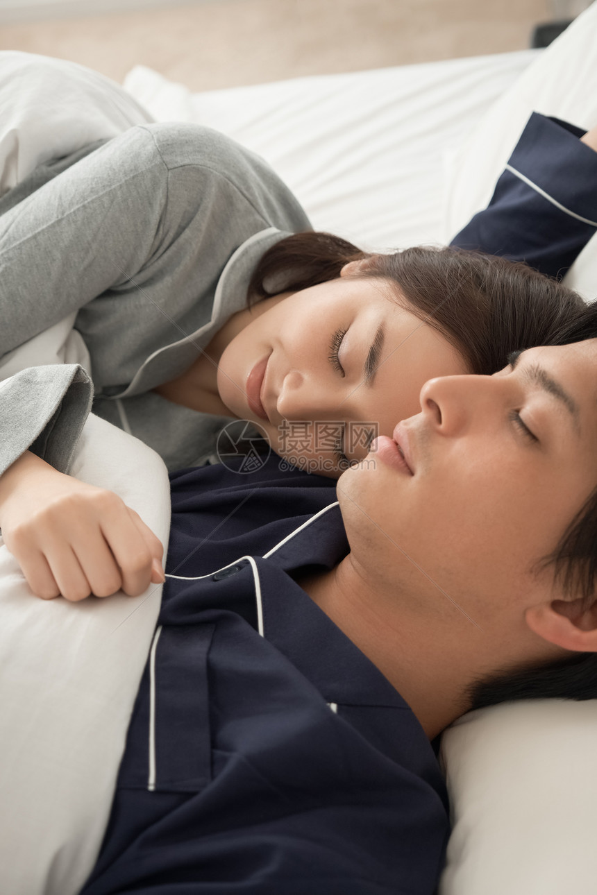 人物安静的睡眠干净睡在床上的一对夫妇图片