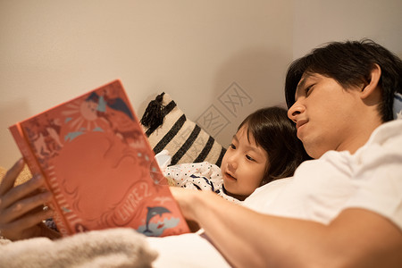 年轻爸爸给女儿读书讲故事图片