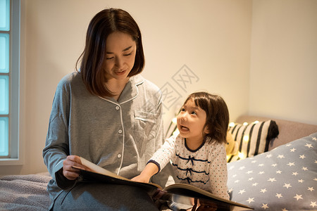 年轻人家族女生父母睡觉的孩子图片