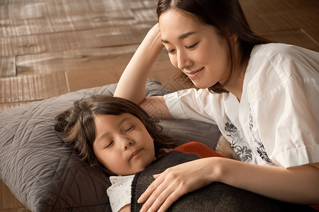 母亲时髦年轻的女孩父母睡觉的孩子图片