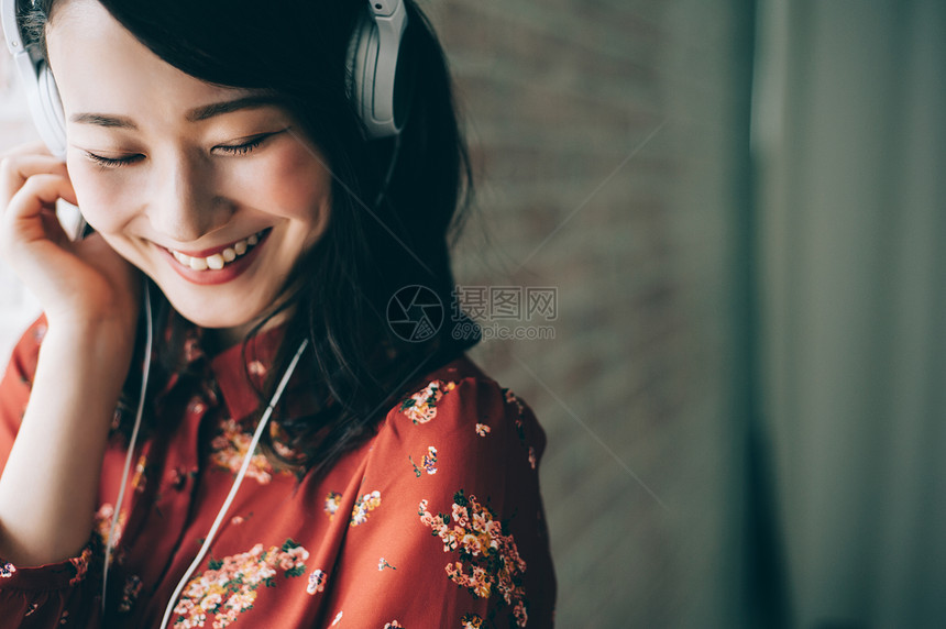 周末笑脸亚洲用耳机听音乐红色一件女人图片