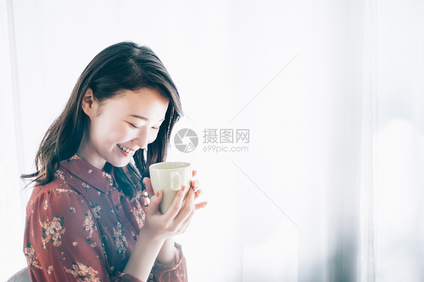 女生广告词留白干净坐在与杯子的一把椅子的一个红色单件夫人图片