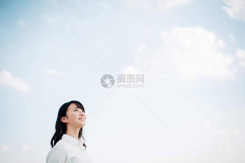 女青年站立在屋顶上图片