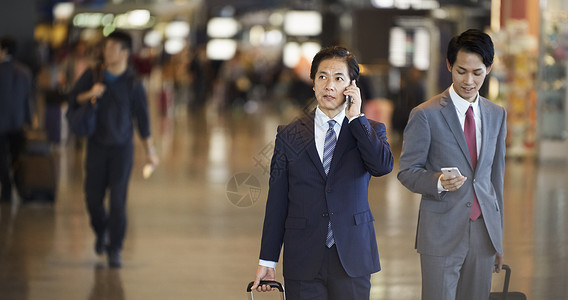 复制空间男行政在国外商务旅行的一个商人图片