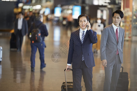 出差商务人士在国外商务旅行的一个商人图片