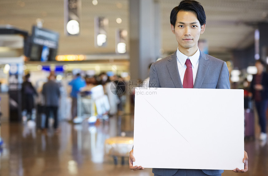 一人自然光肖像在海外商务旅行的一个商人消息在机场图片