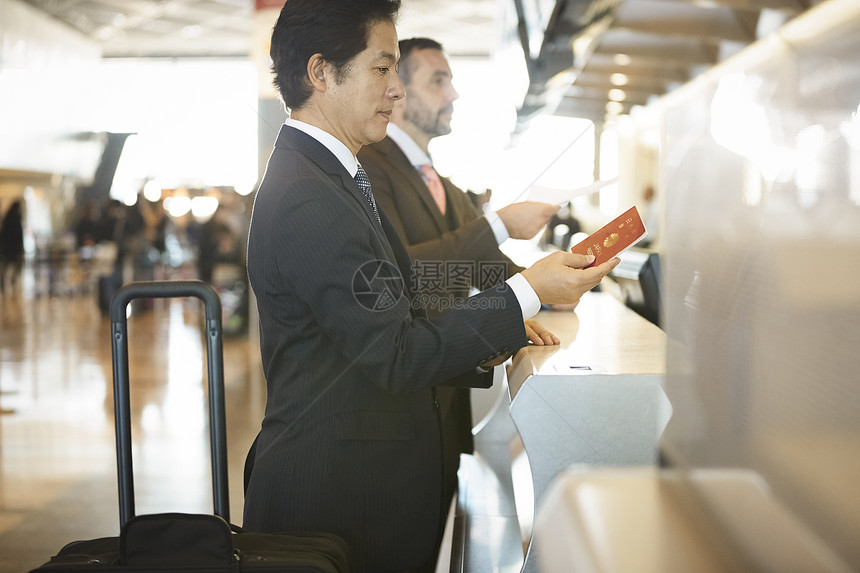 商务旅行的一个商人在机场登记图片