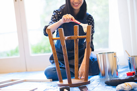 室内女子自制diy凳子图片