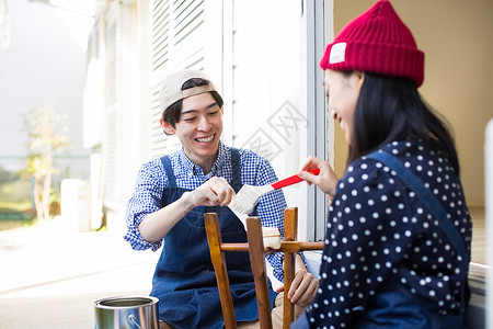 户外享受diy的男人和女人图片