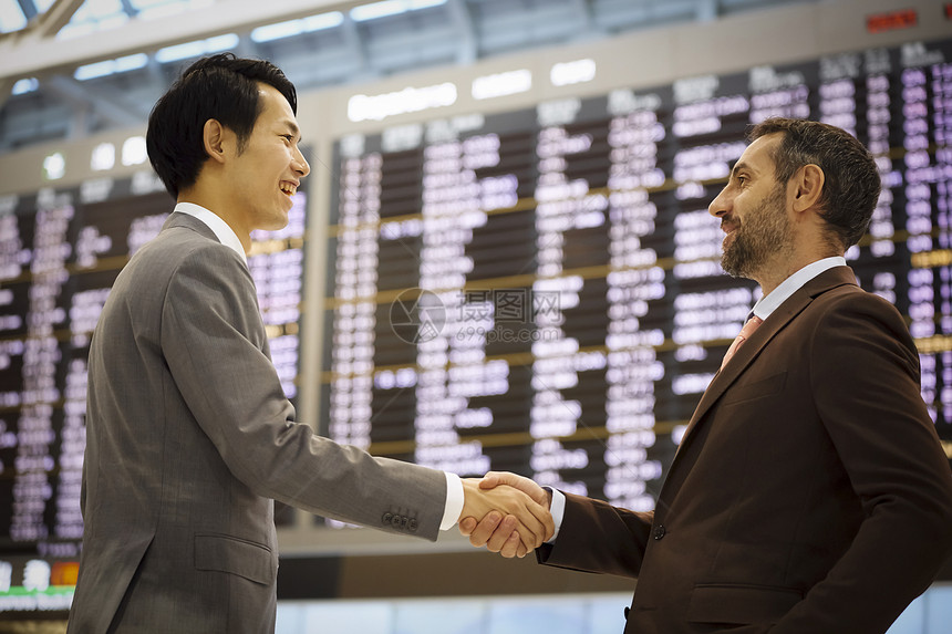 客户生意人男白领一位欢迎人们到机场的商人图片