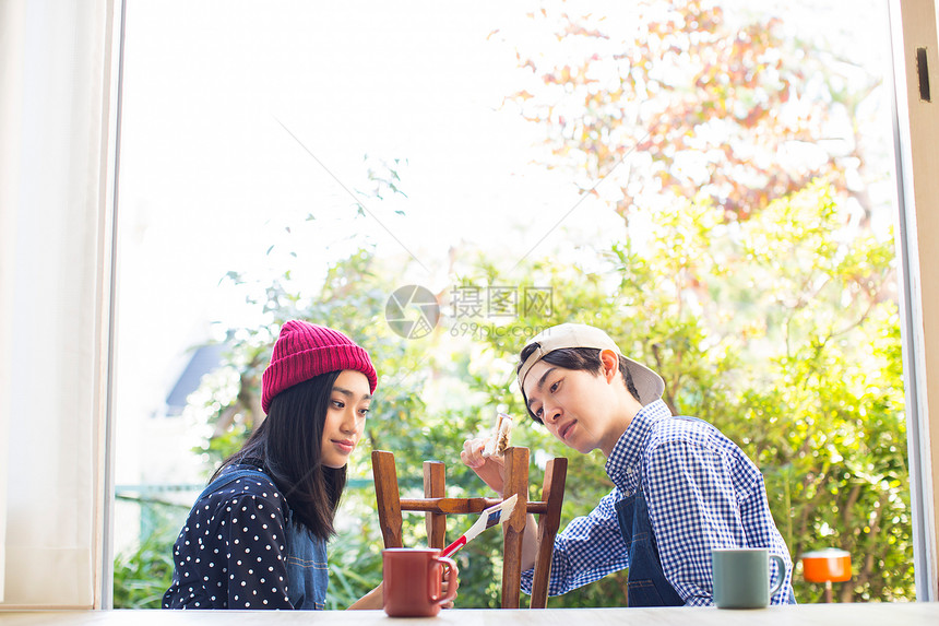 彩绘制作学生享受diy的男人和女人图片