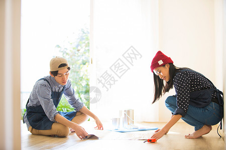 日本人木地板张贴享受diy的男人和女人图片