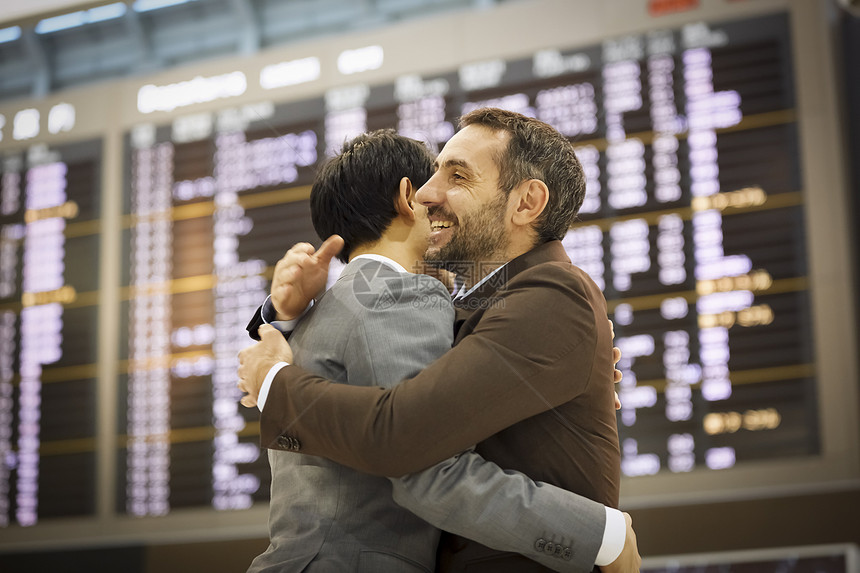 职业40多岁世界一位欢迎人们到机场的商人图片