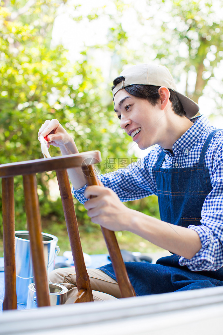 青年木匠肖像男人享受diy图片