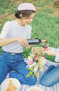 酒盒包装设计坐下日式便当葡萄酒野餐女朋友背景