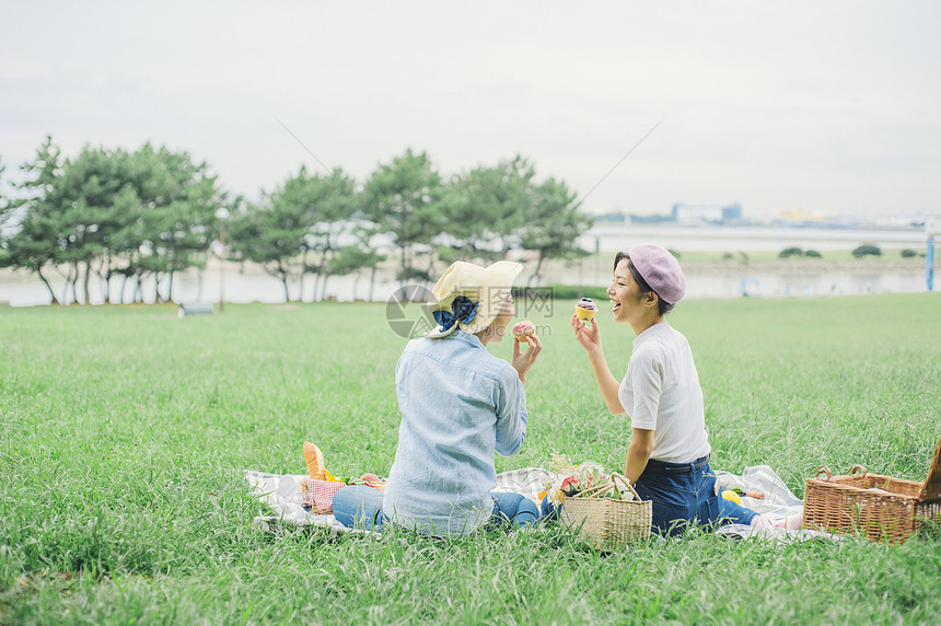 二十几岁后背日式便当野餐女朋友图片