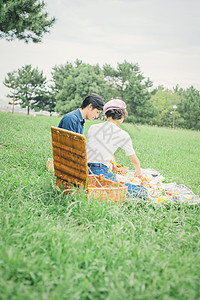 愉快乐趣三十几岁野餐夫妇背景图片