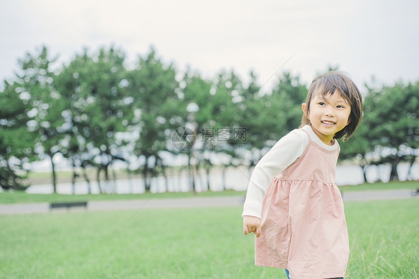 能源流行春公园儿童女孩图片