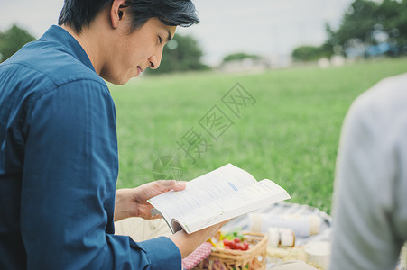 男人和女人人物晴朗野餐夫妇图片