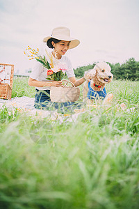 花美丽享受野餐女士宠物图片