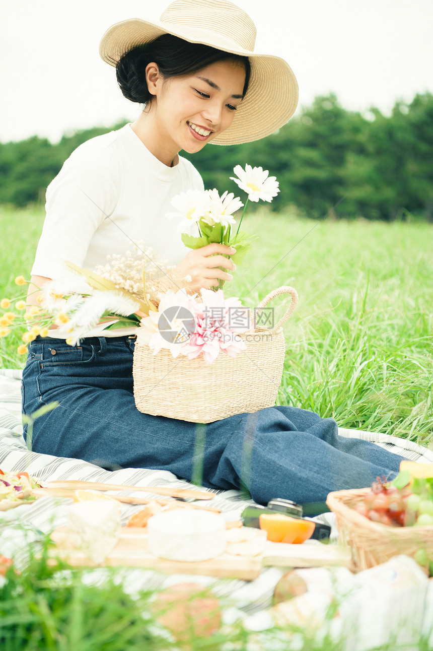 快乐的一人清澈野餐女士图片